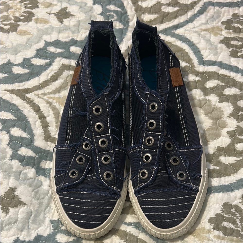 Casual Slip-On Canvas Sneakers in Navy Blue